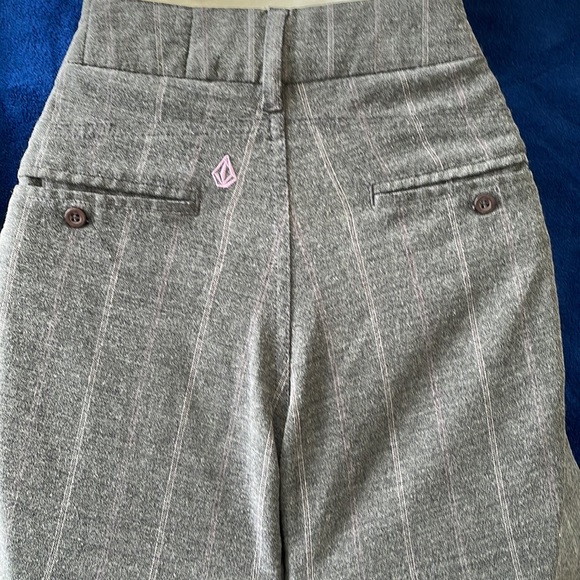 Volcom: Grey with white/pink pinstripes. Size 3 - Picture 4 of 6